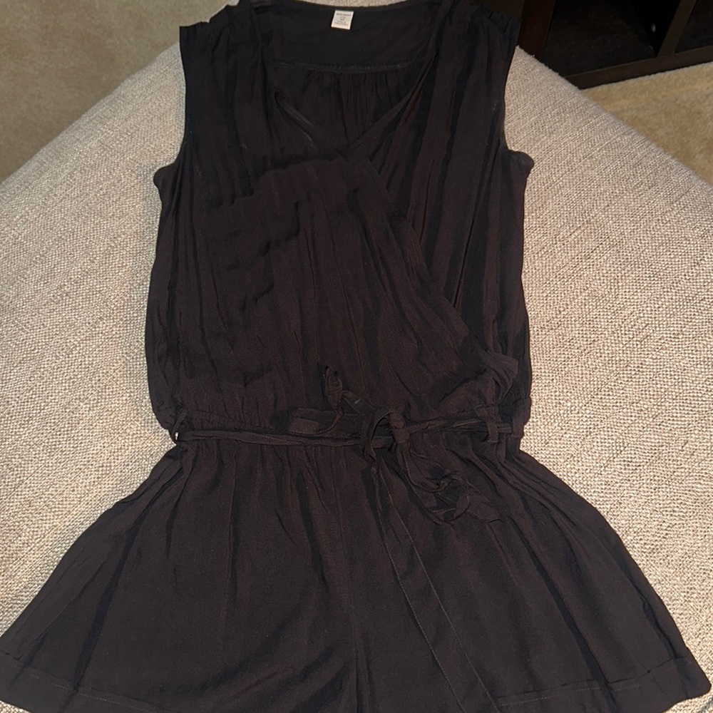 Black criss cross old navy romper shorts size medium